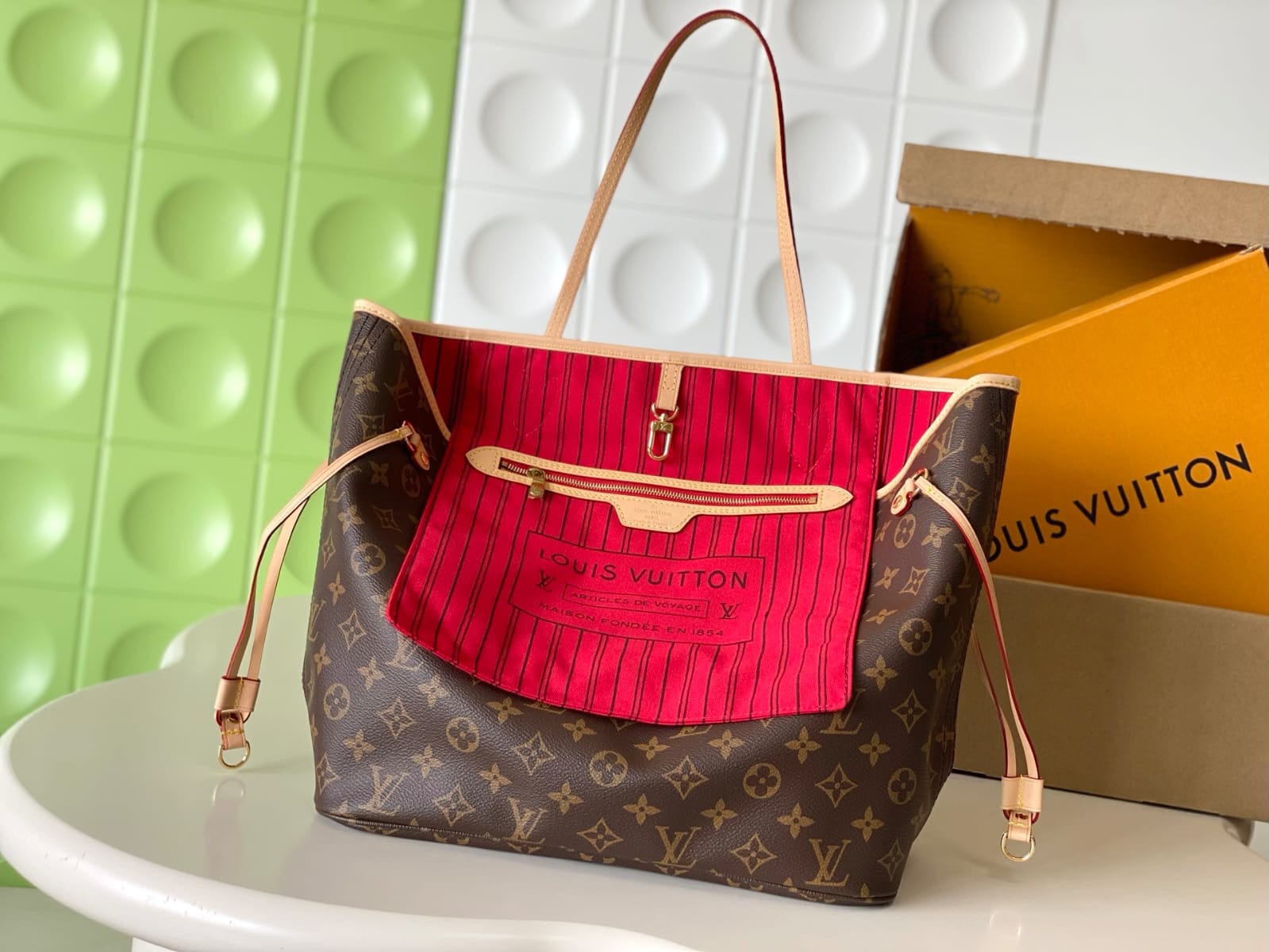 Louis Vuitton Neverfull MM Tote Bags